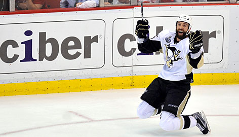 Max Talbot scoring what turned out to be the Stanley Cup winning goal in 2007. [Photo Source: USAToday.com]
